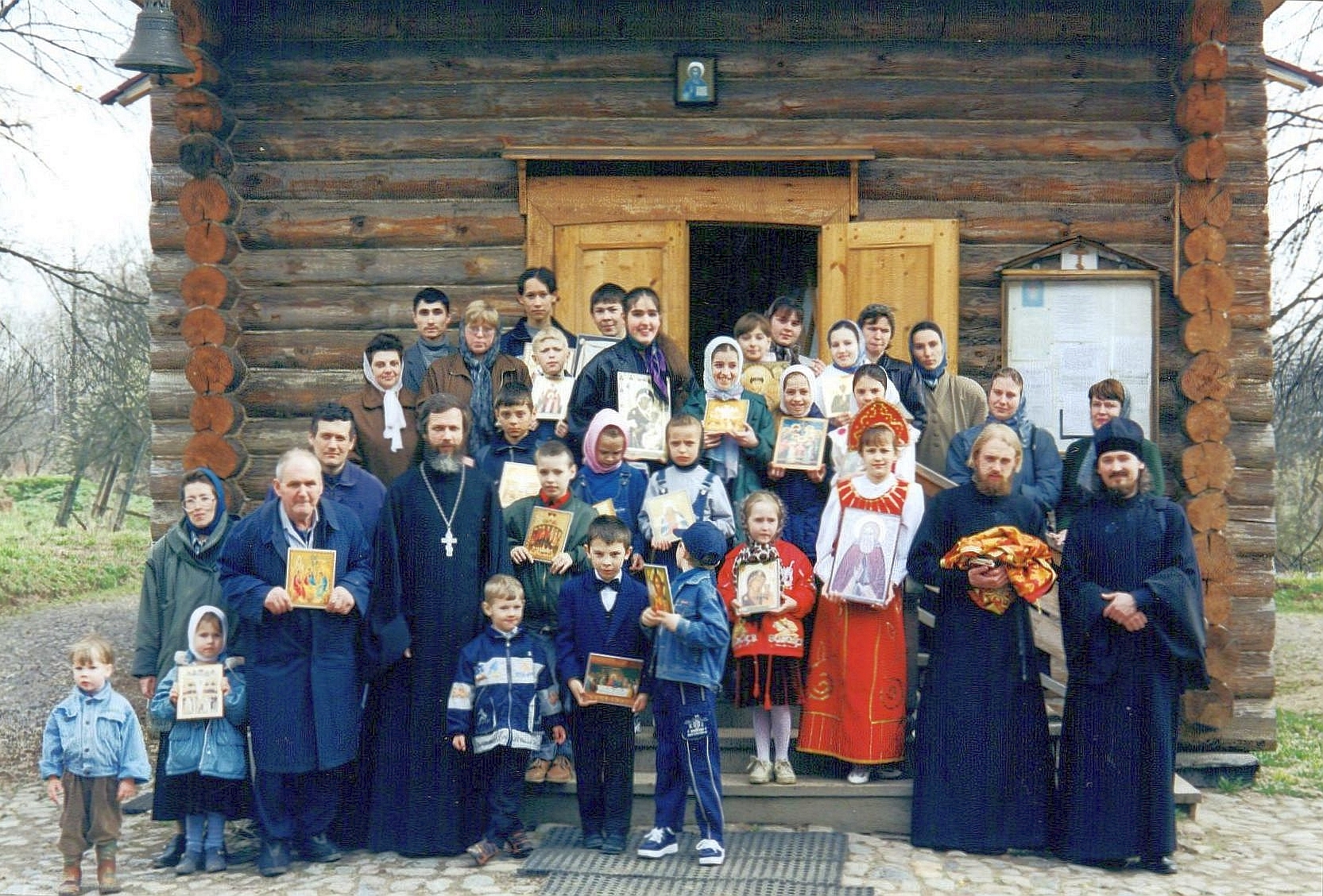 Ал-р Пантел. с иконой Св. Троицы вместе с Воскр. школой на Красную горку 2001 года