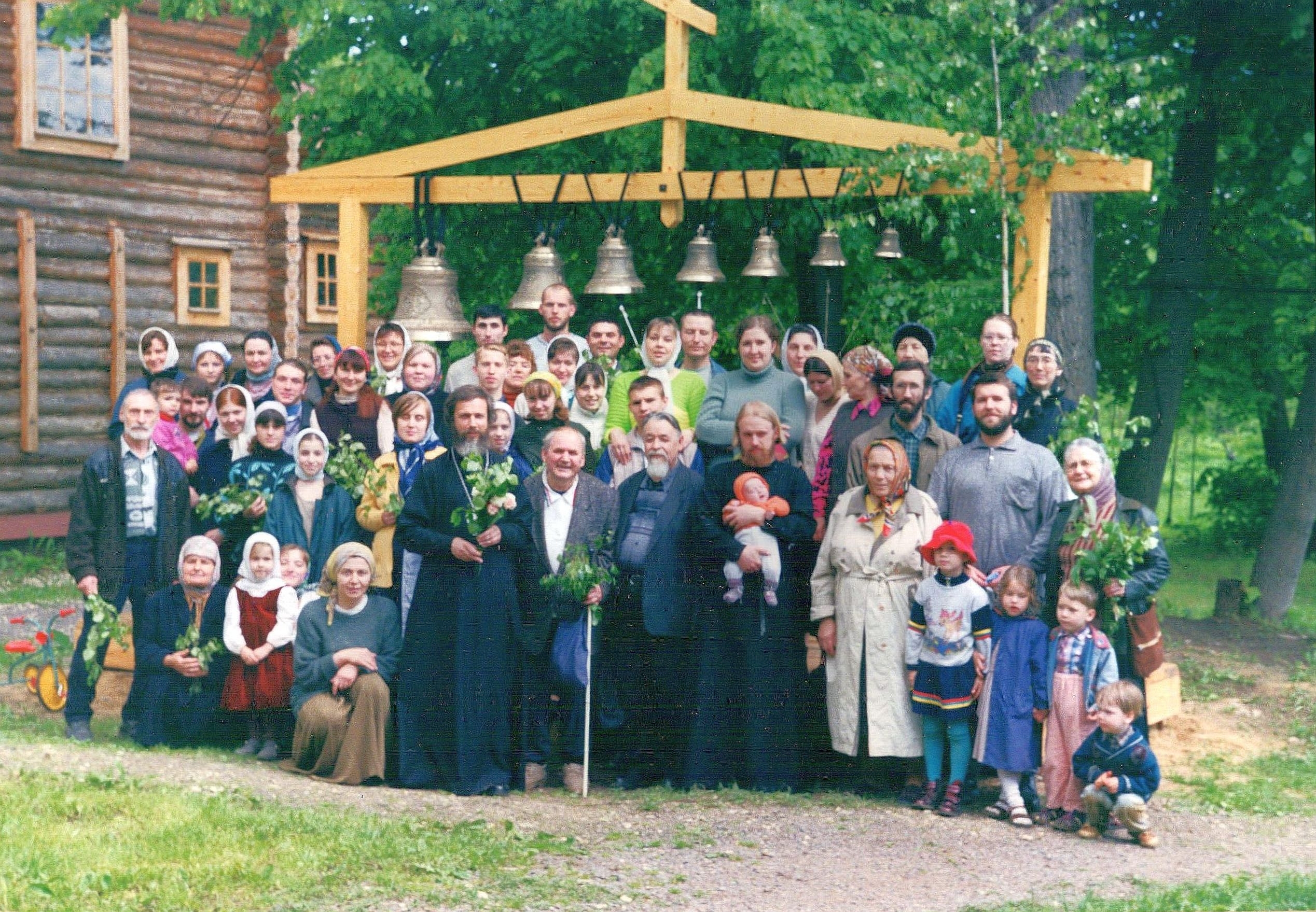 Праздник Св. Троицы 2001. Ал-р Пантел. стоит с палочкой рядом с о. Кириллом