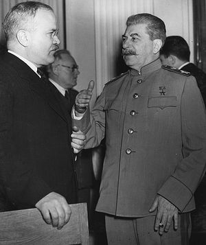 Вячеслав Молотов (слева) и Иосиф Сталин в Ялте hammer