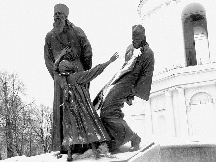 Памятник священникам и мирянам — жертвам советской власти в городе Шуя Ивановской области около колокольни Воскресенского собора pam