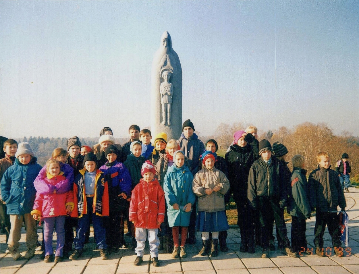 В Радонеже. У памятника Преп. Сергию 24.10.1999 sch01