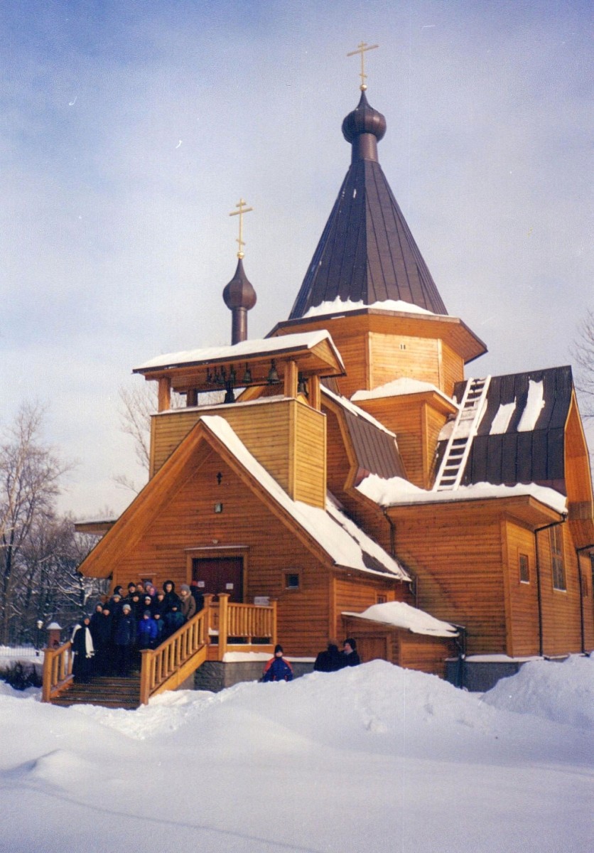 На крыльце храм свт. Николая у Солом. Сторожки 03.02.2001 sch02