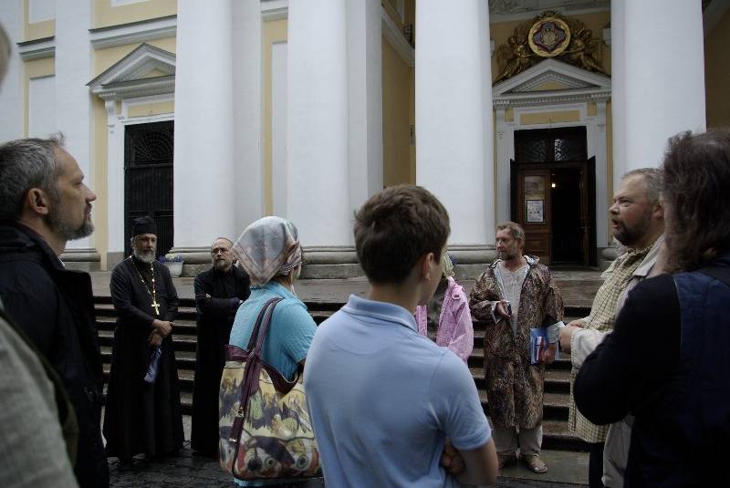 Перед Троицким собором Александро-Невской лавры Перед Троицким собором Александро-Невской лавры