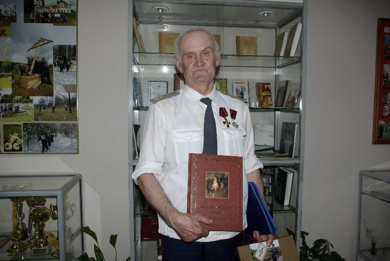 Ветеран казачьих войск со своей книгой minin patr 06 2013 22